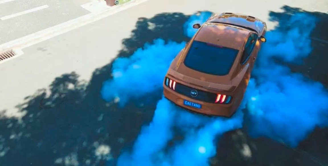 Mustang GT soltando fumaça azul no chá revelação