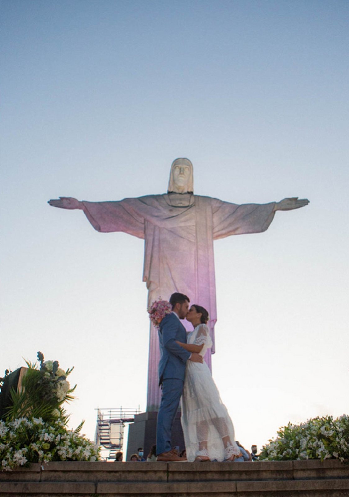 Casal se beija em frente ao Cristo Redentor