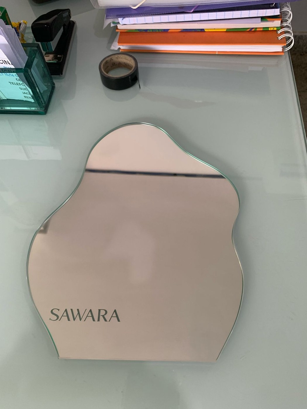 Espelho orgânico com gravação SAWARA na bancada de produção