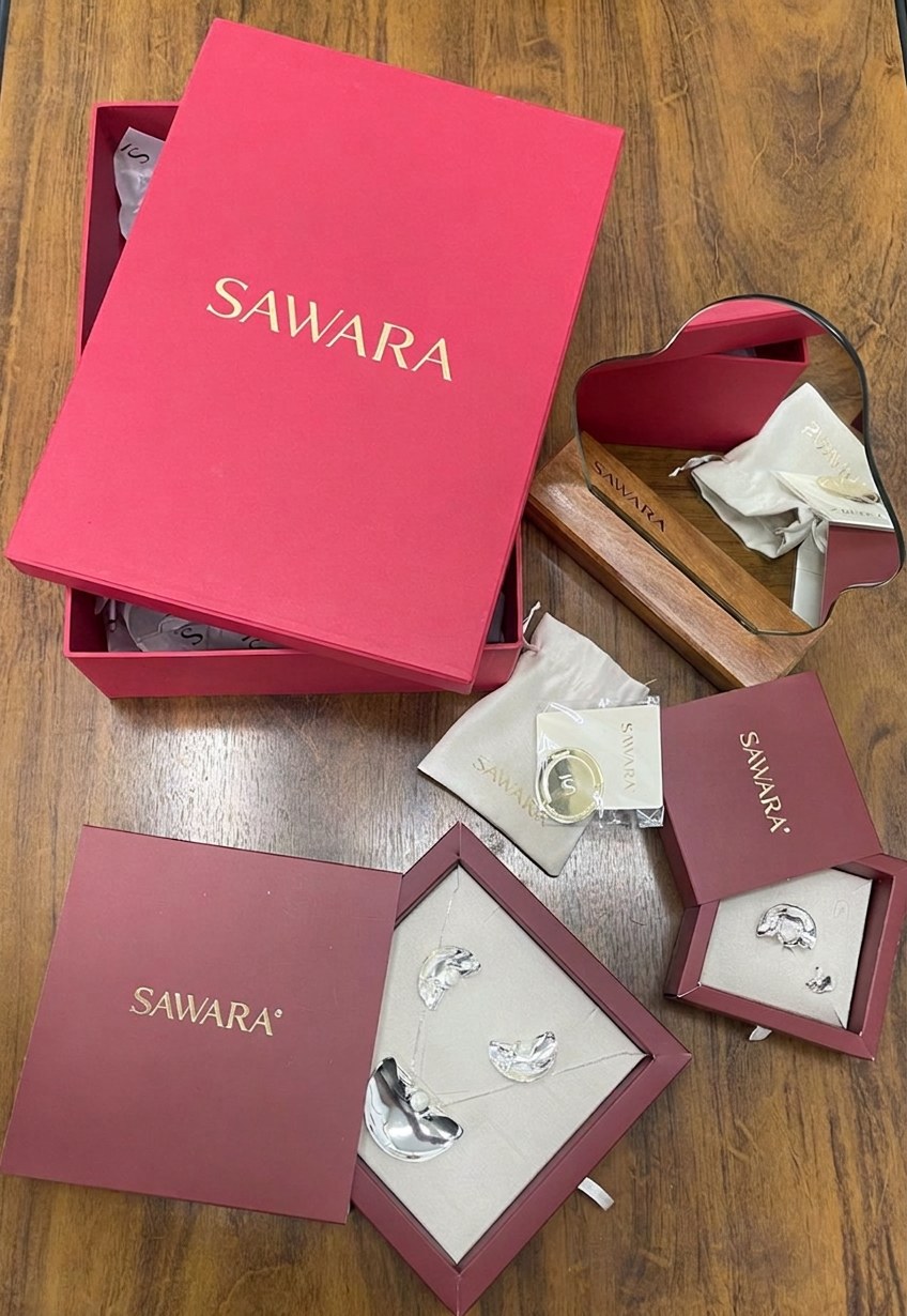 Kit Sawara montado: joias, saquinho, bloco de madeira e cartão